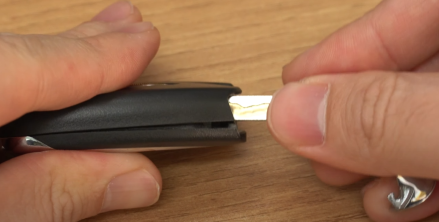 2. 빼낸 수동 키로 스마트 함을 보시면 홈이 있으니 참고하여 열어준다.