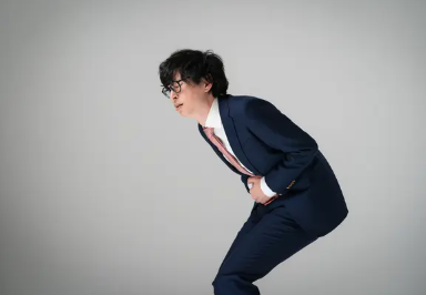 속이 불편한 남성