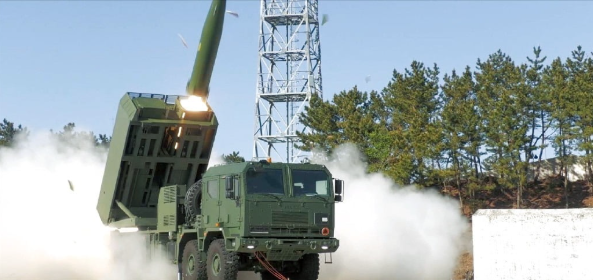 폴란드형 천무인 호마르K가 지난 4월 태안 국방과학연구소에서 진행된 시험사격에서 290km 사거리 유도탄을 발사하고 있다./사진=한화에어로스페이스