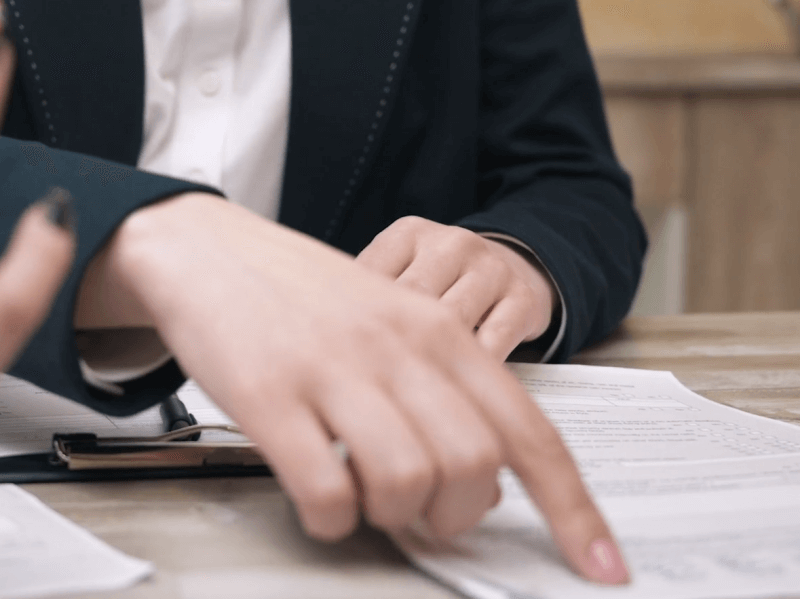 보험-계약하는-사람