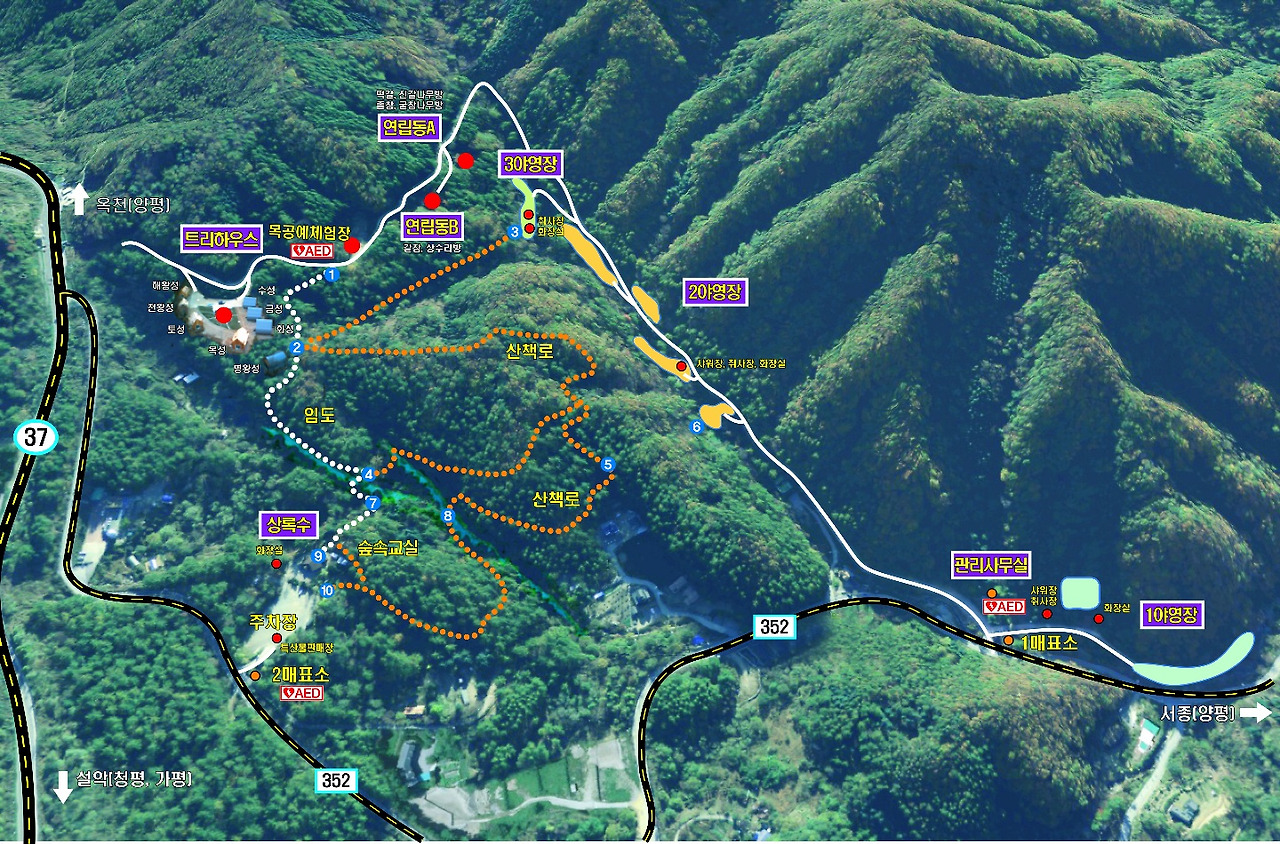계곡 물줄기가 흐르는 구간은 소규모 물놀이 공간으로도 활용 가능해 가족 단위 여행객에게 특히 사랑받습니다.