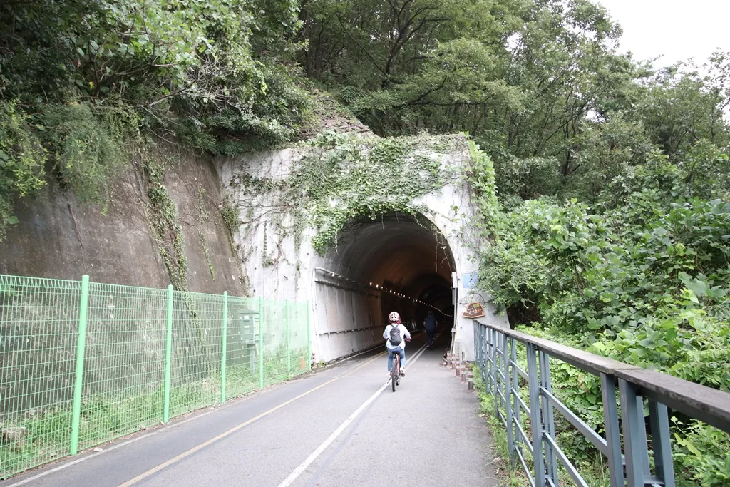봉안터널 입구 옛 기찻길을 산책로로 개조하여 보행 및 자전거 운행길 사진입니다.