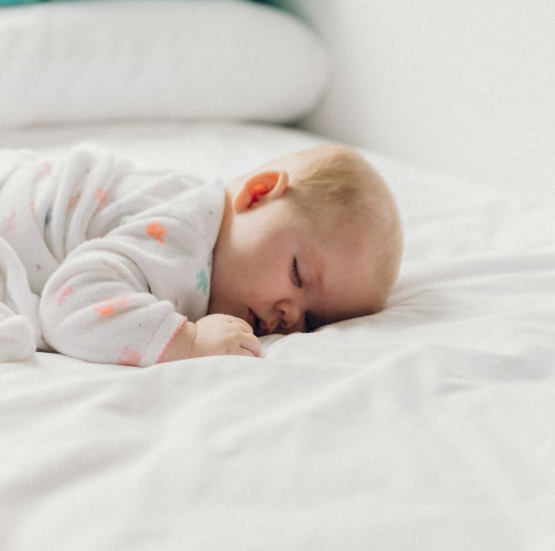 밤새 열과 싸우다 해열 성분의 효과로 열이 툭 떨어지고 천사처럼 잠이 든 아이의 얼굴