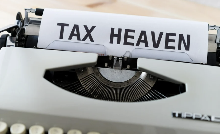 하얀색 타자기에 출력된 글자(tax heaven)