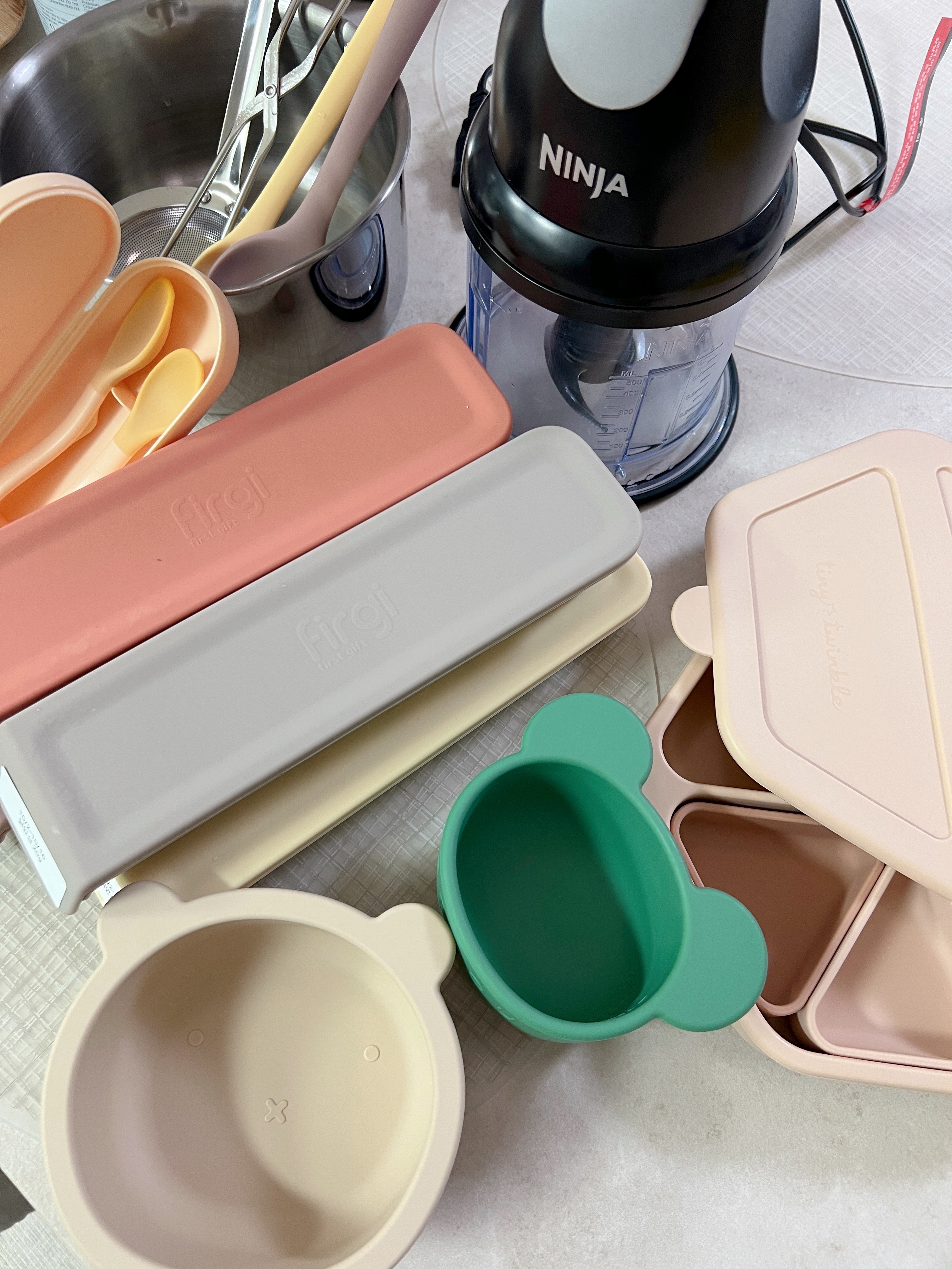 초기 이유식 준비물 전체 구성 - 이유식포트, 실리콘트레이, 스푼, 보관용기