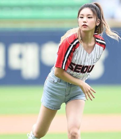 LG 트윈스 ITZY 채령 예지 시구 사진 SSG랜더스