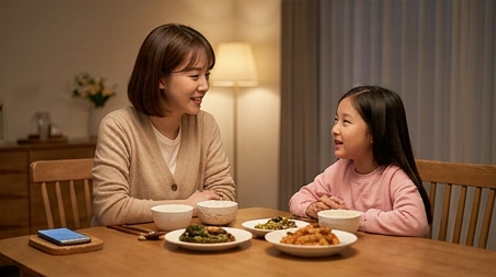 아이의 말을 집중해서 들어주는 엄마。