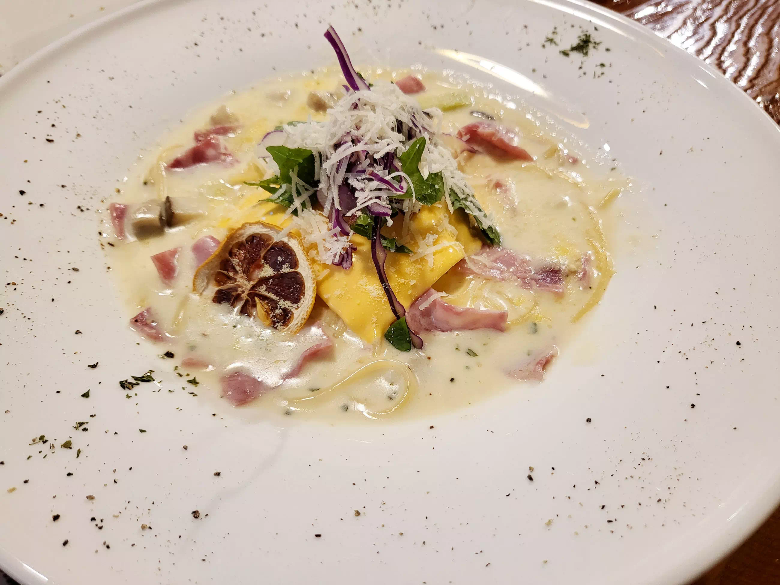 다양한 토핑의 까르보나라