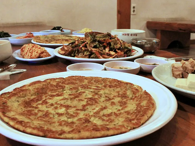 전참시 전지적참견시점 엄현경 송재희 파전에 도토리묵과 수육 보쌈을 곁들인 순두부 맛있는 식당 남양주 양평 손두부 맛집 소개