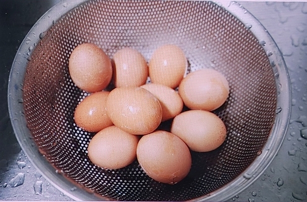 삶은 계란을 채에 받치기