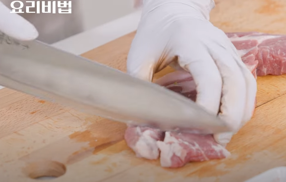 김치찌개 맛있게 만드는 방법 돼지고기 듬뿍 묵은지 김치찌개 맛있게 끓이는 법