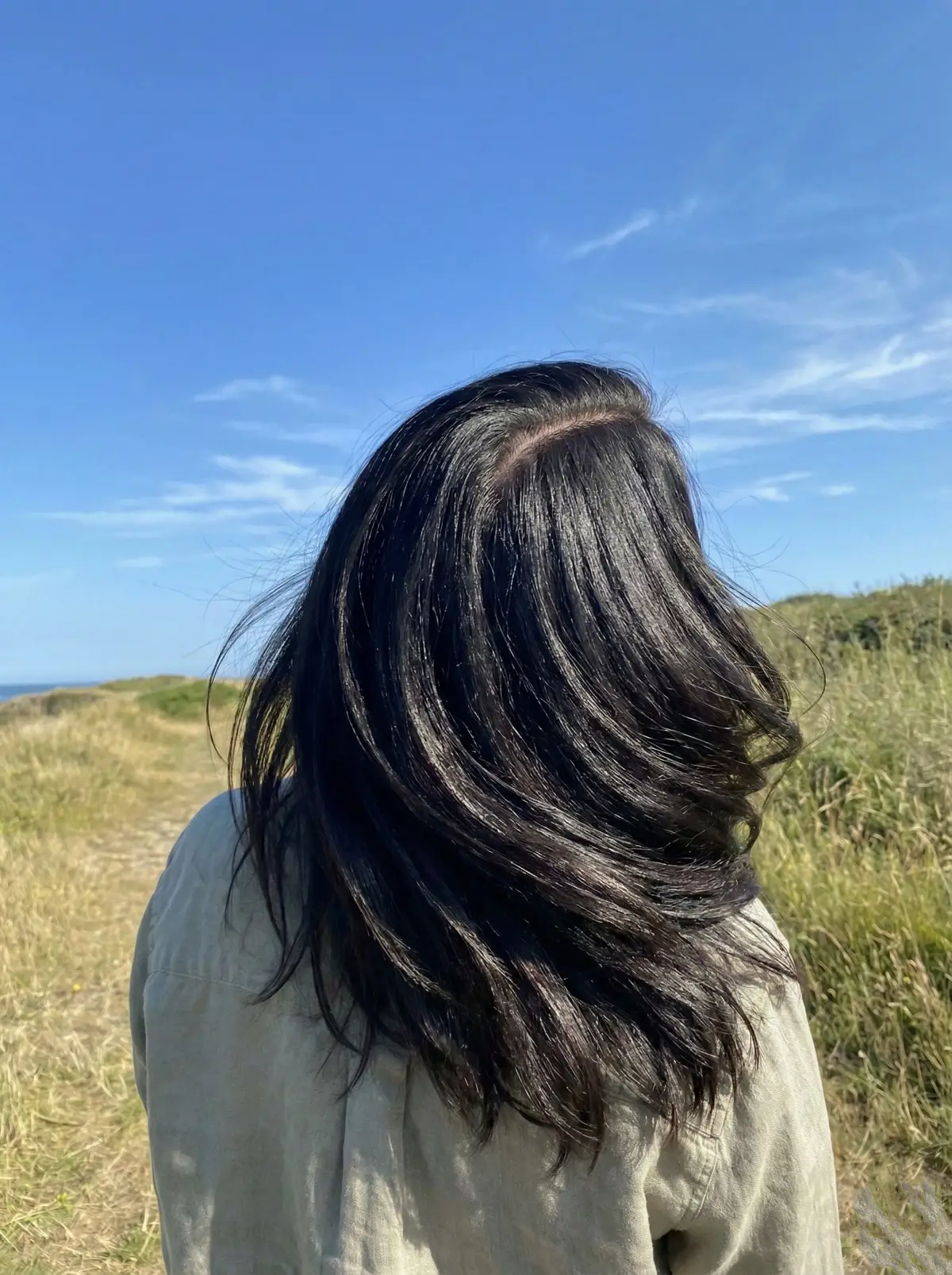 상쾌하고 깨끗한 두피와 찰랑이는 머릿결을 가진 사람의 자신감 넘치는 뒷모습