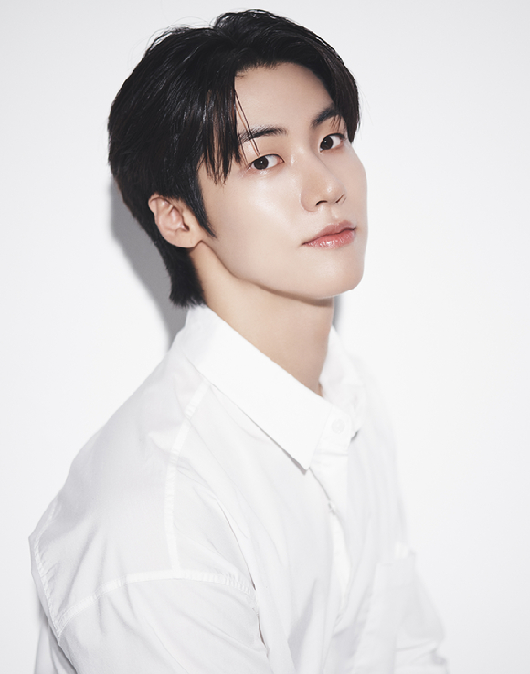 엔플라잉 멤버이자 배우 이승협이 tvN 월화드라마 '선재 업고 튀어' 종영 인터뷰에 앞서 프로필 촬영에 임하고 있다. [사진=FNC엔터테인먼트]