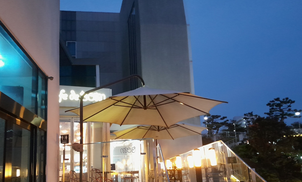 파라솔 밑에 조명이 있다