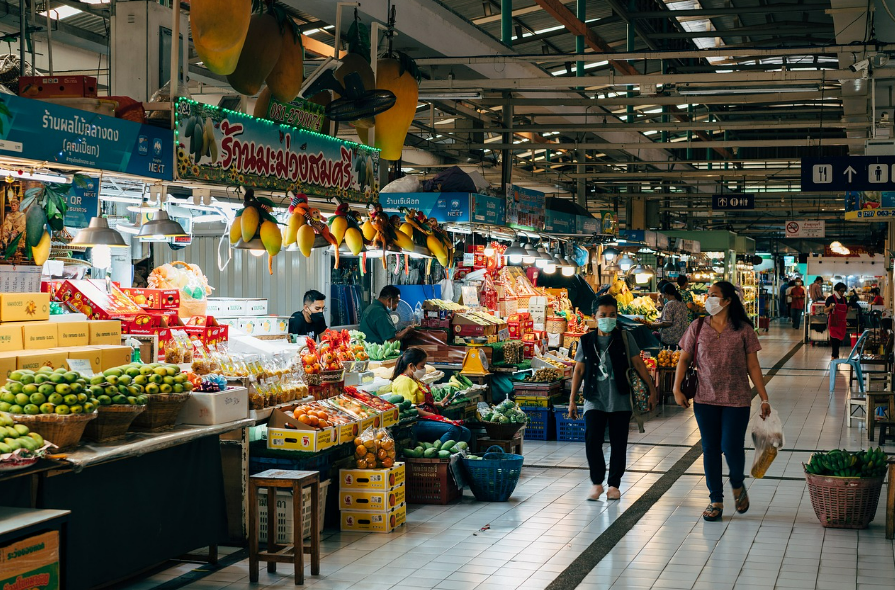 과일이 많이 전시된 시장