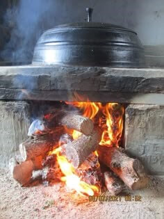 아궁이에는-장작으로는-참나무가-싯벌건-불길을-내뿜으며-검정-가마솓에는-김이-모락모락-나고있는-부뚜막