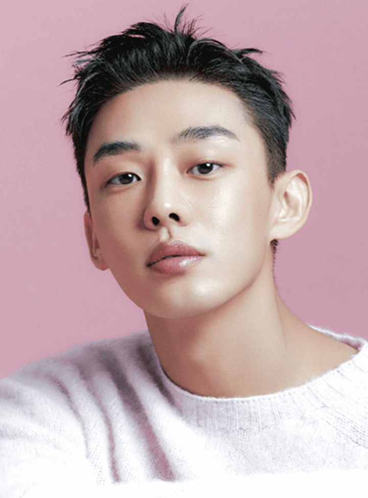 유아인이-핑크색-니트를-입고-정면을-응시하고-있다