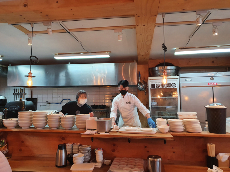 세상-끝의-라면-부엌