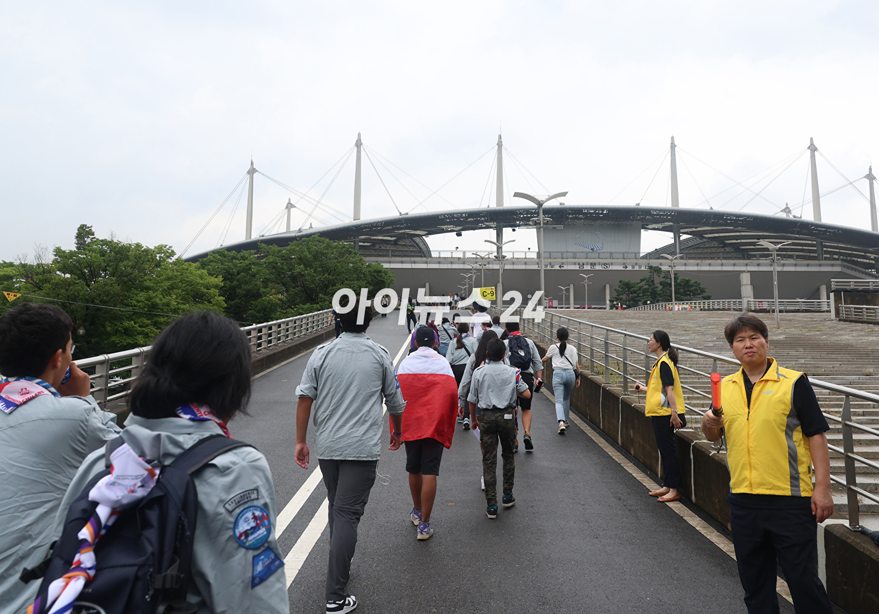 11일 오후 서울 마포구 상암동 서울월드컵경기장에 2023 새만금 세계스카우트 잼버리 폐영식에 참가하는 각국 스카우트 대원들이 도착하고 있다. [사진=사진공동취재단]