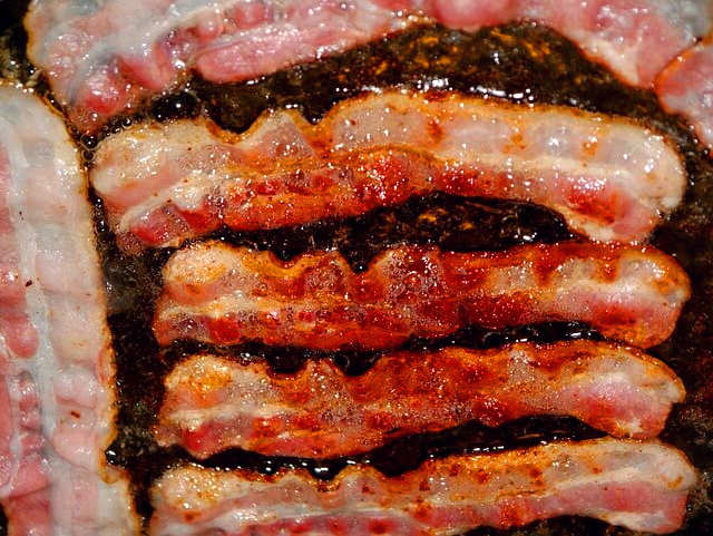 고온에 구워지는 베이컨들