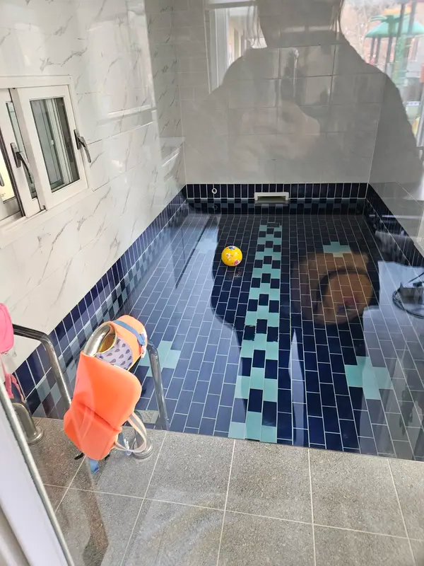 나나키즈풀빌라 실내온수풀 모습