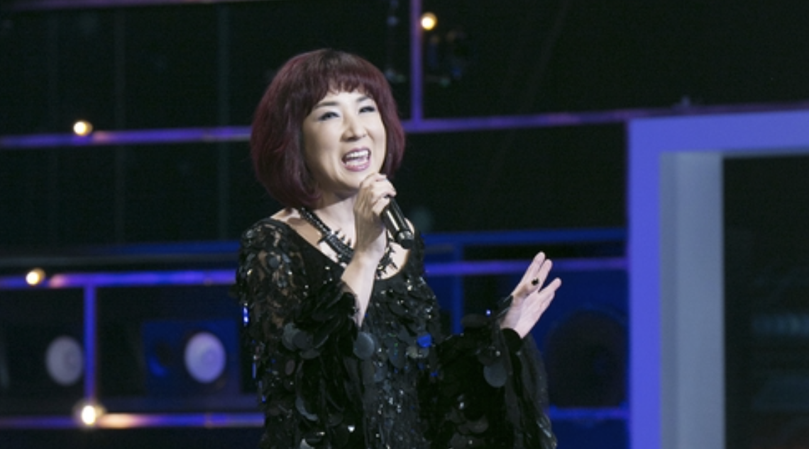 무대에서 노래하는 가수 서주경