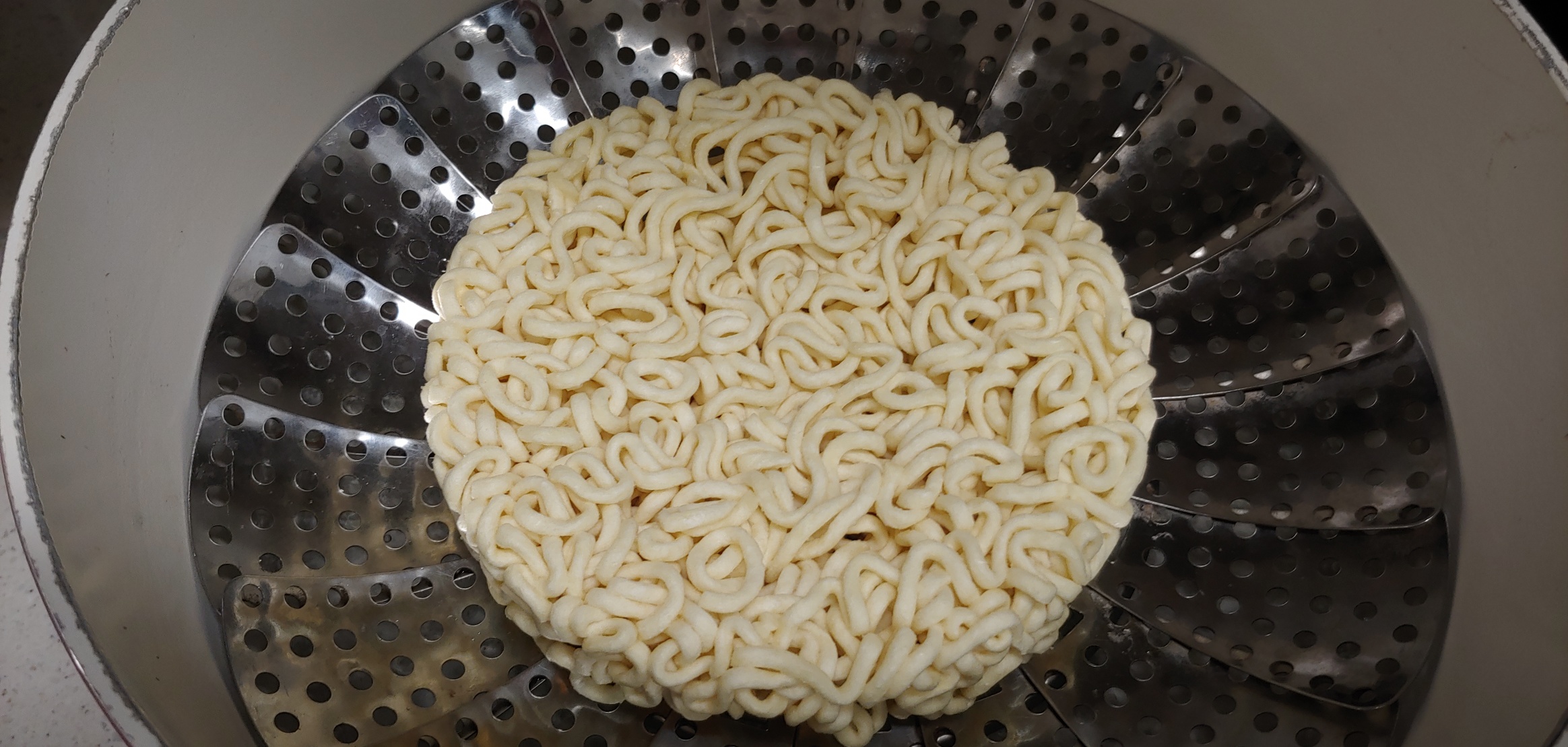 찜기에 만두는 많이 익혀봤는데 라면은 처음이네요. 진행과정에 깜빡하고 1/3개 스프랑 오일을 안 뿌렸는데, 솔직히 별 차이없어 보였습니다.