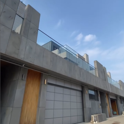 집 외벽이 단조로우면서, 심플한 디자인으로 되어 있다.