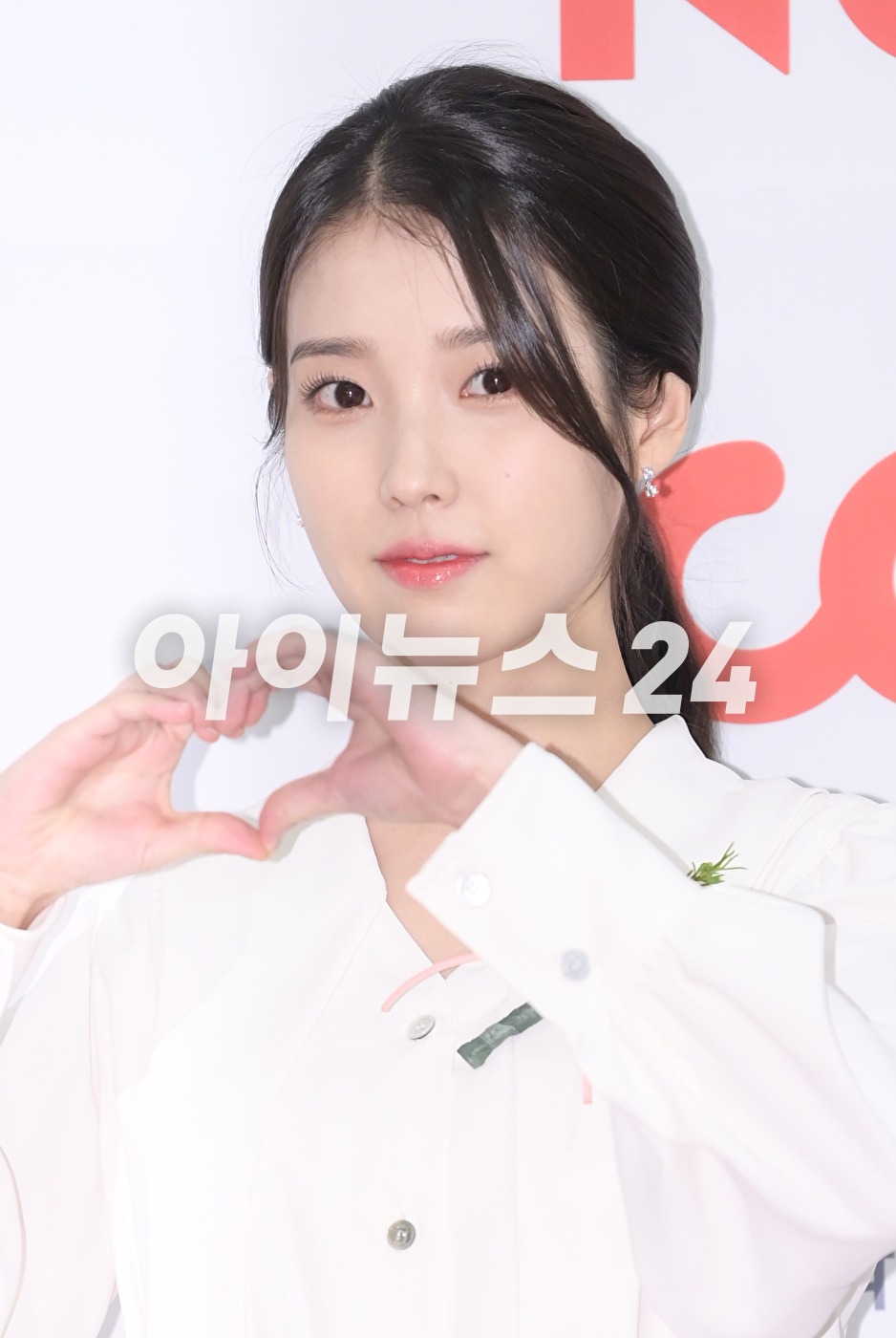 배우 이지은(아이유)이 23일 오후 서울 여의도 중소기업중앙회 KBIZ홀에서 진행된 제42회 &#39;한국영화평론가협회상&#39;(영평상) 시상식에 신인여우상 수상자로 참석해 포즈를 취하고 있다. [사진=정소희 기자]