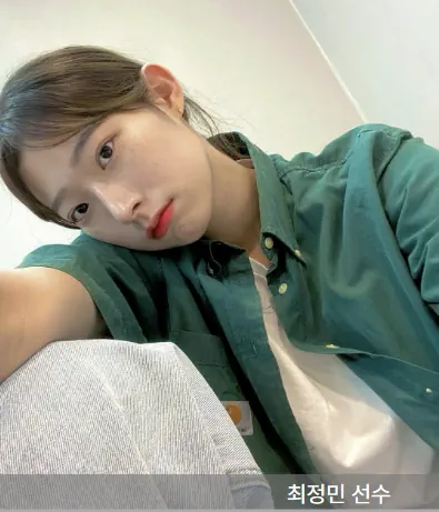 배구선수 최정민 선수가 초록색 셔츠를 입고 있는 사진