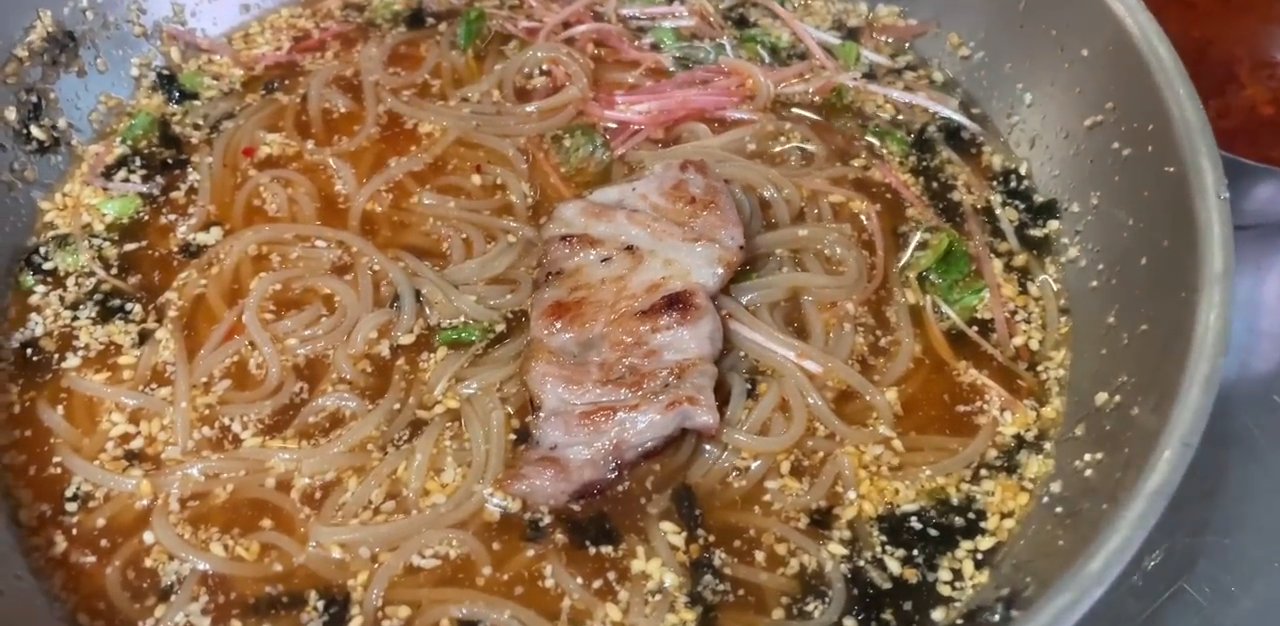 소태막국수(비빔) 8,000원. 고기와 함께 먹기 좋은 사이드 메뉴예요.