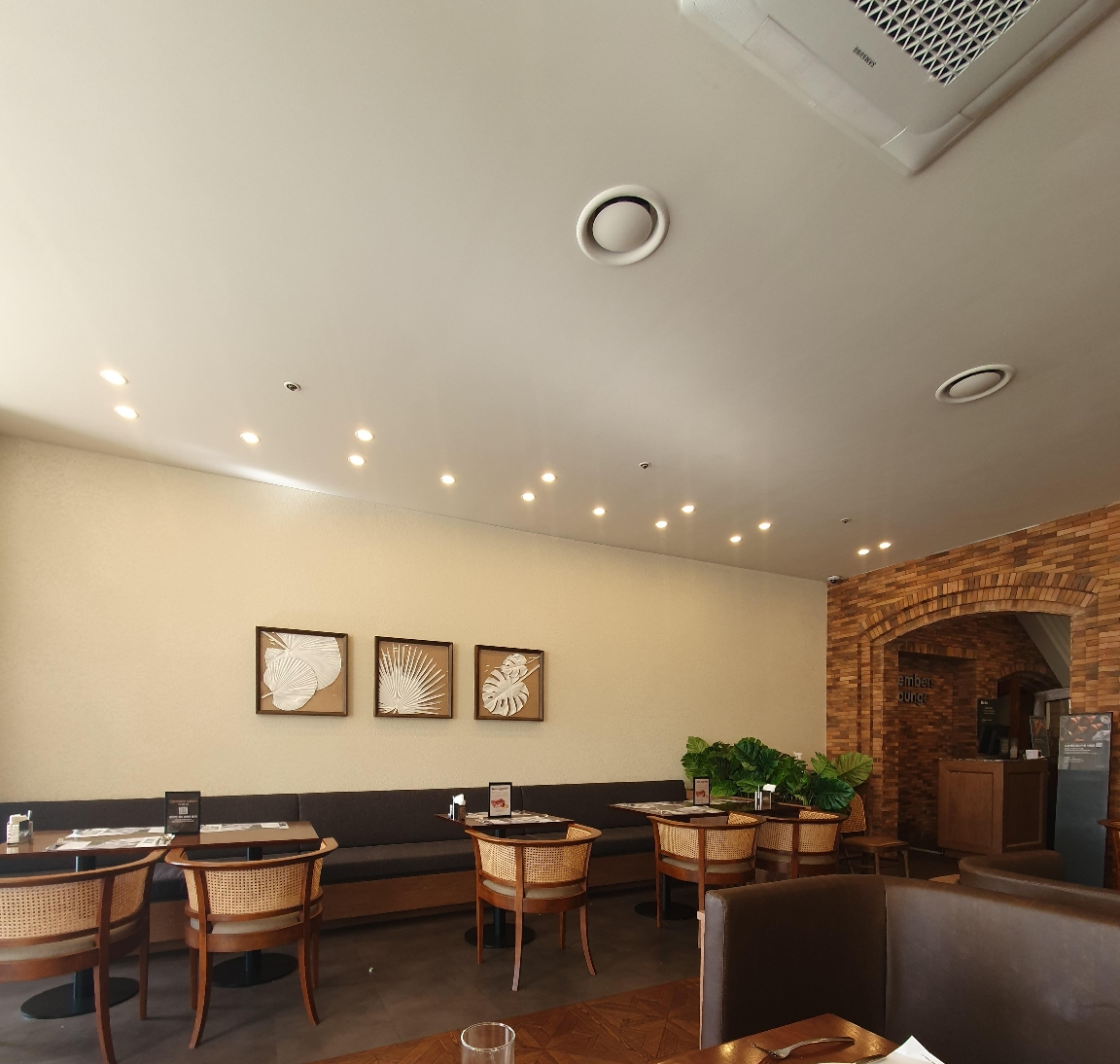 매장 분위기는 굉장히 따뜻하고 휴양지 같은 느낌이 강합니다.