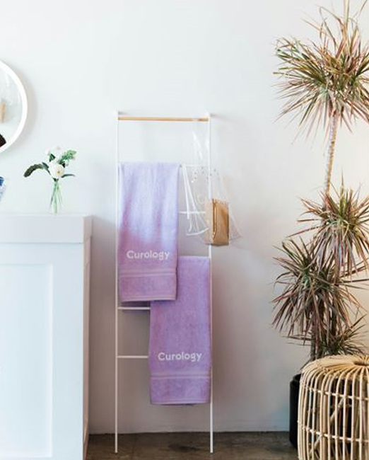 화장실 타월이 따로 걸려있는 사진