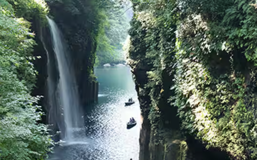 다카치호 협곡에 작은 배 2개가 지나고 있는 사진