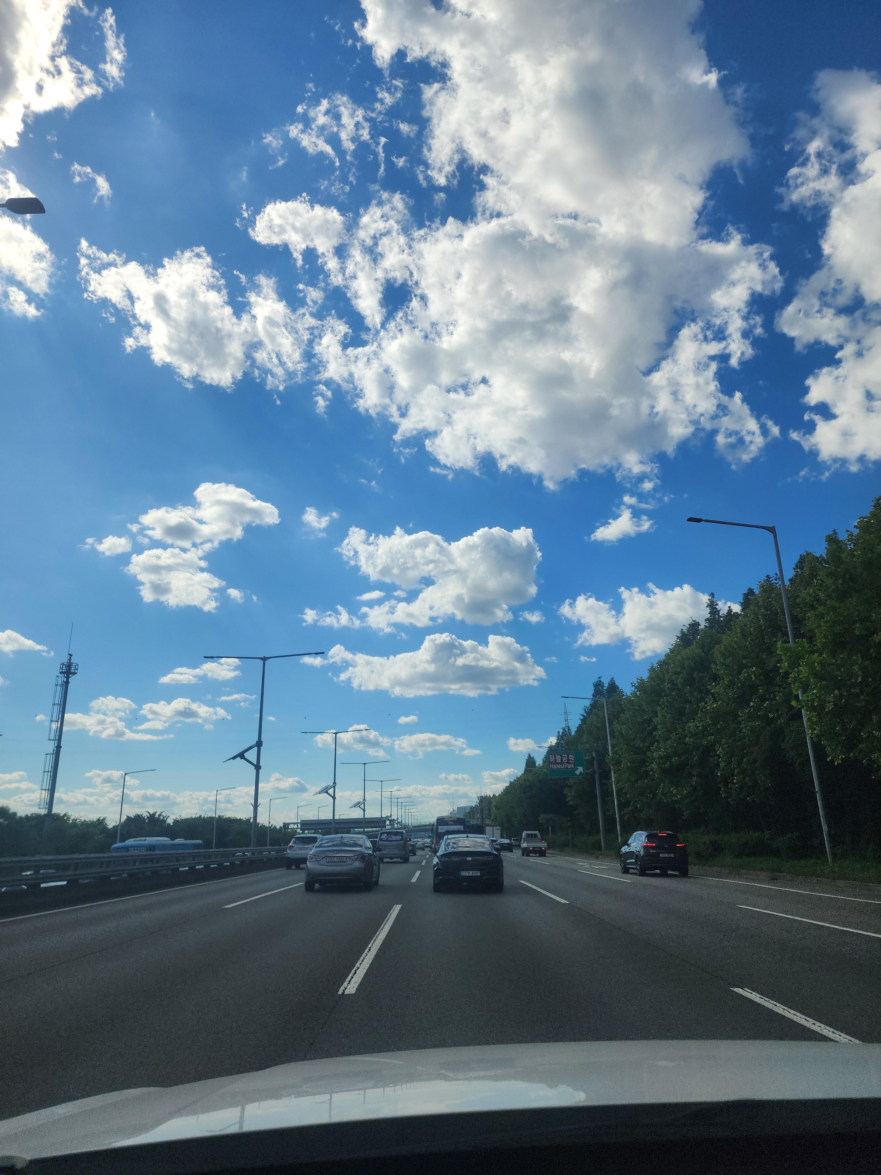 드라이브 하며 찍은 맑은 하늘 사진