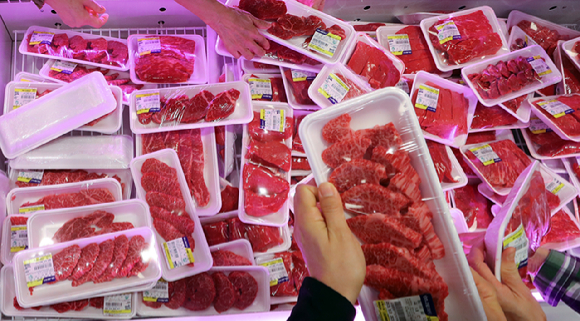 14일 서울 서초구 농협 하나로마트 양재점에서 열린 '소 한마리 행사'를 찾은 고객들이 소고기를 고르고 있다. 본 기사와 무관한 이미지. [사진=뉴시스]