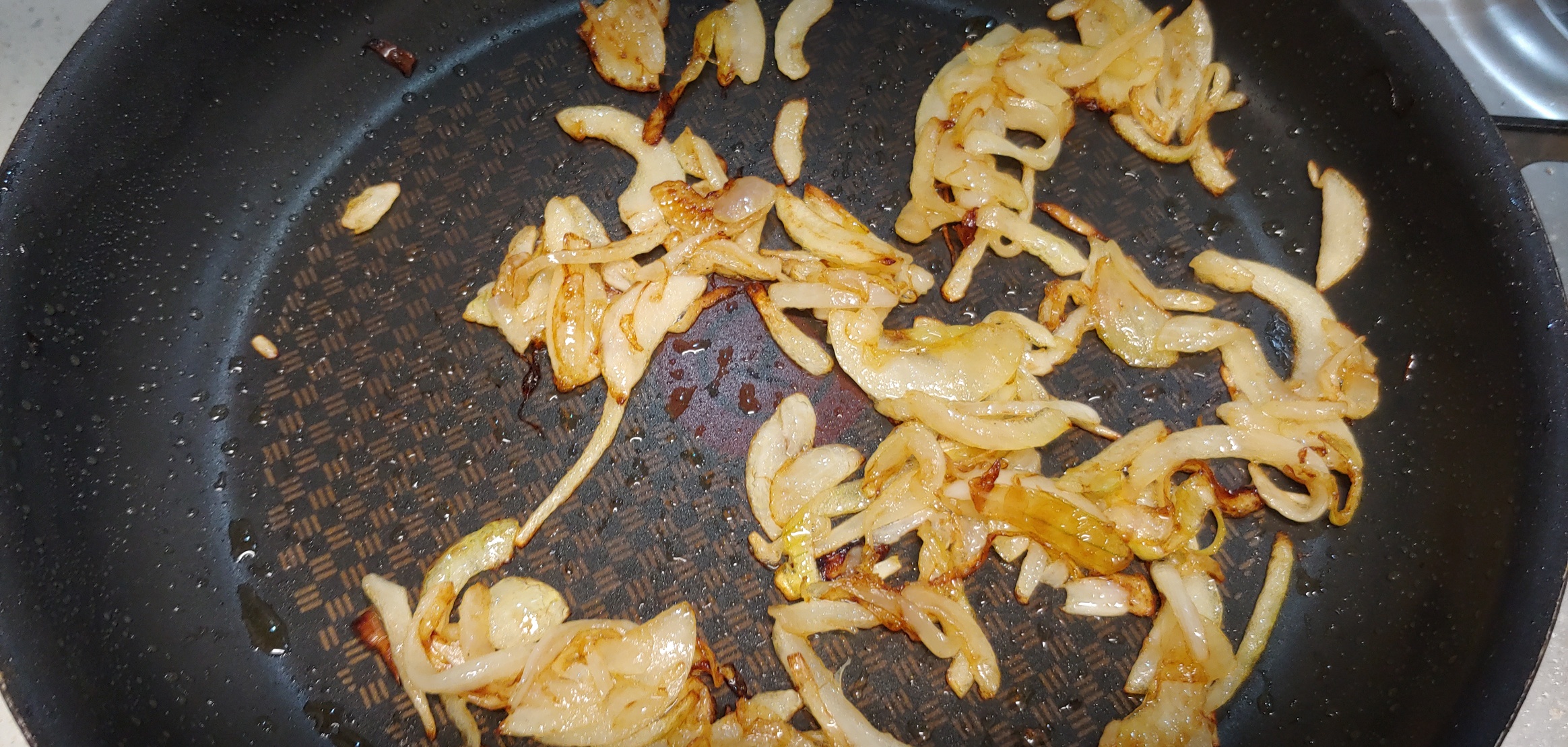 캐러멜라이징 하는 단계지만 너무 정성들여 하실 필요는 없습니다.이처럼 조금 태워도 맛에 큰 지장이 없으니 노릇해질 때 까지만 볶아주세요.