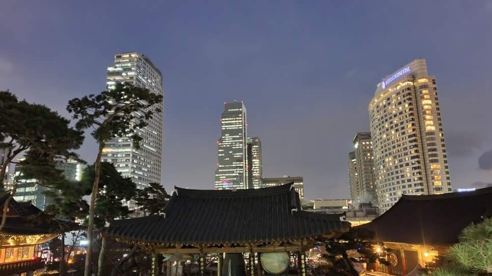 서울 봉은사 : 강남의 빌딩 숲속에 피어난 천년의 향기와 미륵의 자비 화려한 마천루와 코엑스의 현대적인 풍경 속에 사찰