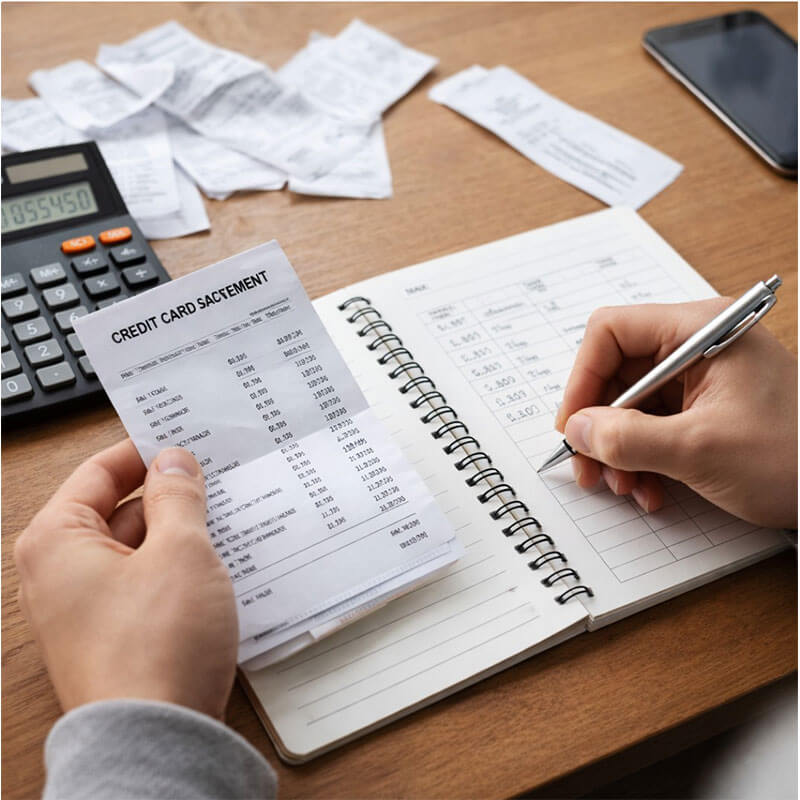 카드 명세서와 가계부를 보며 생활비 지출을 확인하는 모습