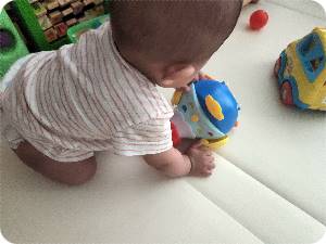 육아휴직 수당을 받으며 육아하는 이미지