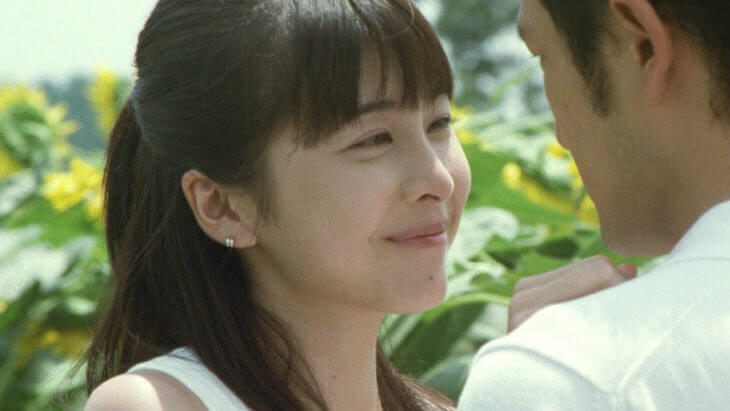 영화 지금 만나러 갑니다에서 해바라기 밭 앞에서 서로를 바라보는 장면