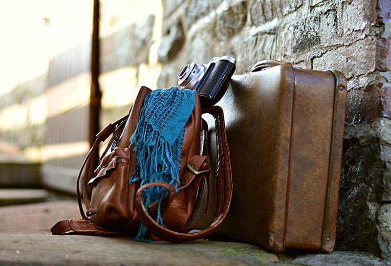 가방과-여러가지-여행용품의-모습