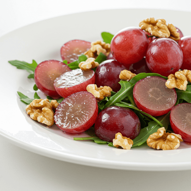 활성산소 잡는 호두 적포도 샐러드가 하얀 접시에 담겨있는 이미지