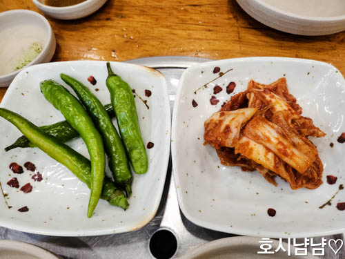 하남 진감자탕순대국 밑반찬 구성 - 김치, 청양고추