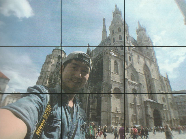 인물과 배경을 모두 부각시키는 구도의 사진