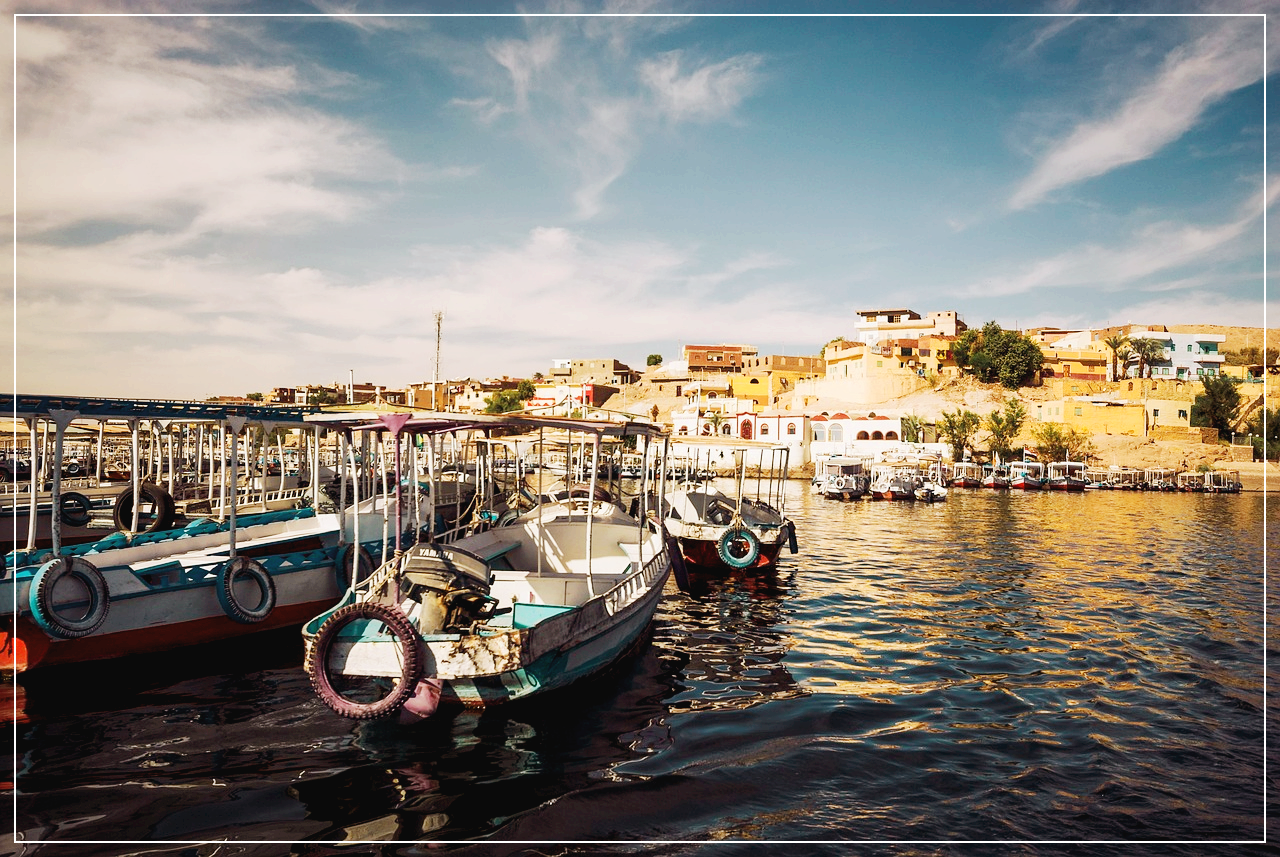 아스완의 강변 건물들과 떠 있는 배들