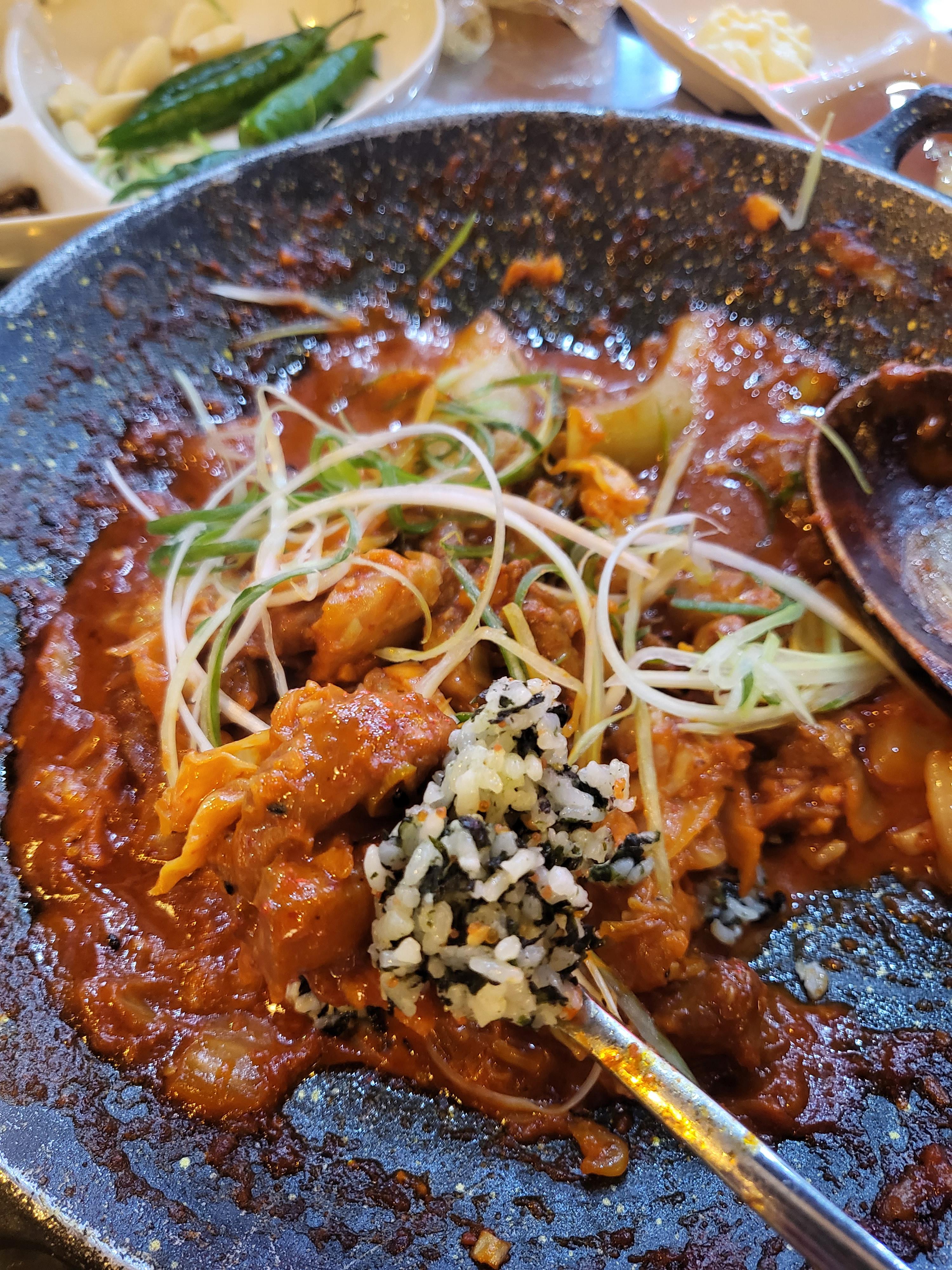 파무침이랑 주먹밥 비벼놓은 돼지김치구이