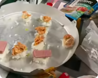 국제우주정거장에서 포장된 우주식량을 차려놓은 모습