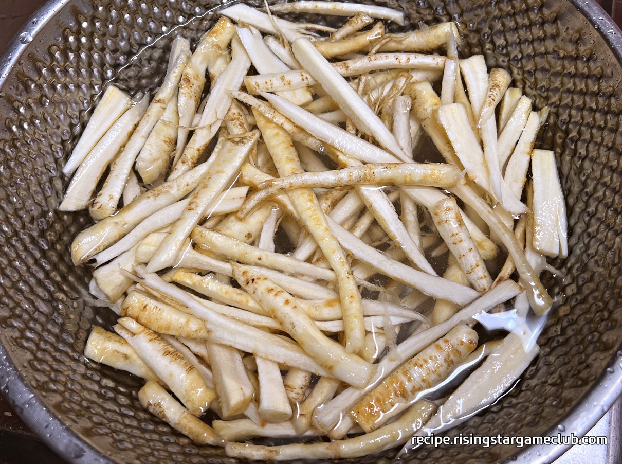 도라지에 천일염 한스푼을 넣고 물을 받아 쓴맛을 빼고 있는 사진