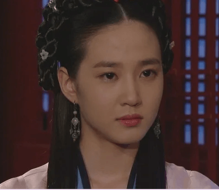 냉정히 앞을 바라보는 박은빈